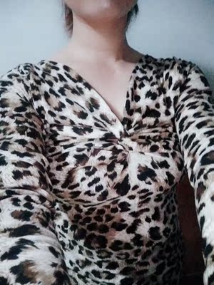 衣服手感不错，穿上去挺舒服的，是我喜欢的性感小豹纹。