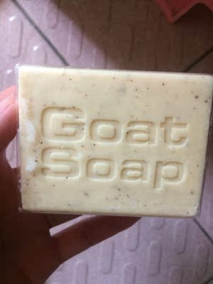 这是回购啦家里有同学从澳洲带回来的,包装有点差异但使用感是希望味儿质地的都没错儿,貌似柠檬味儿不太好闻!,椰子味挺浓的,蜂蜜味比较抗用!夏天出一身汗用免搓澡澡巾浑身一擦很舒服,不会紧绷 这是回购啦家里有同学从澳洲带回来的,包装有点差异但使用感是希望味儿质地的都没错儿,貌似柠檬味儿不太好闻!,椰子味挺浓的,蜂蜜味比较抗用!夏天出一身汗用免搓澡澡巾浑身一擦很舒服,不会紧绷