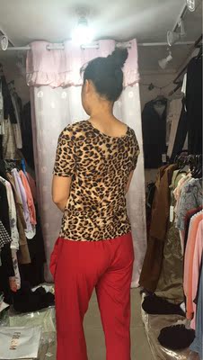 买了一件长袖，觉得很满意，所以又要了一件短袖，面料一样的舒服，版型一样的漂亮！喜欢的不得了！