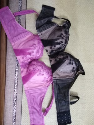 买了两件内衣，三条内裤，款式不错，穿着效果也挺好的，就是内衣上面的蕾丝好像有点多一样，穿着蕾丝会突出来，不过不影响效果，只是看着怪怪的，还送了绑头发的橡皮筋，很好，弹力不错，喜欢😊