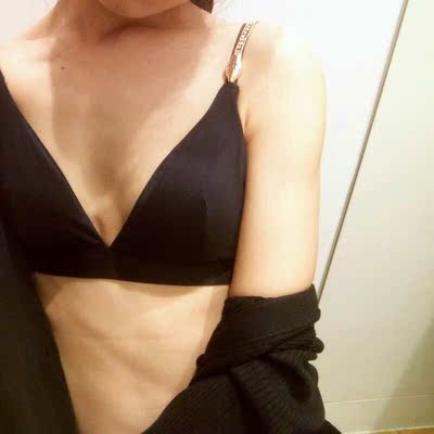 第一次穿这种放飞自我的内衣。感觉很奇妙。真的很舒服，一点没有束缚感，还送了胸垫，不怕露点了。哈哈哈。饱受钢圈内衣折磨多年，感觉打开了新世界的大门。