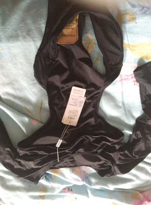 暑假放在购物车的，趁着年货节买下来，比以前便宜20块钱。虽然不常用，但是备一件也是必要的，万一泡温泉呢？万一陪儿子去学游泳呢？哈哈！万一为了泳衣把肥减了呢？嘻嘻