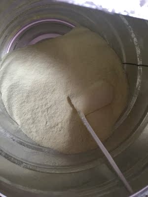 之前一直在店里买的，看搞活动就在天猫买的，想着天猫应该是正品就买了，觉得自己买了假货，从打开来说，奶粉打开就比店里的少，然后味道也没有店里的那种纯正的奶香味，奶粉还潮潮的，客服说跟批次包装什么什么有关系，至少不能影响奶粉的量吧，我会上图证明一下，图中两罐对比多的是店里买的，单图剩的少的是店里买的，可以很清楚看到天猫买的奶粉一坨一坨的，而店里买的就很清爽