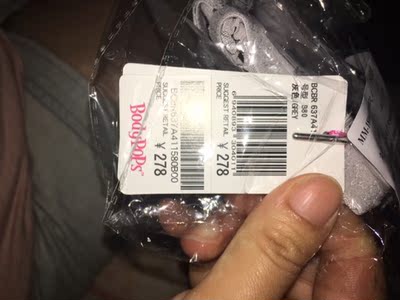 这家内衣比较甜美少女风的，以前还是上大学的时候在商场里买过，虽然已经不是少女了，还是可以买来愉悦一下自己，活动价很划算，穿着也挺舒适的。看包装才知道原来也是衣恋旗下的。这款内衣上的波点不是印的图案，是有突起的，但是不太明显，不会透出来