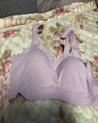 还送了内衣一家 触感柔软细腻 夏天喜欢薄的 设计很创意 外面藏蓝里面有小心思的图案 很特别很喜欢 穿起来凉快舒适 