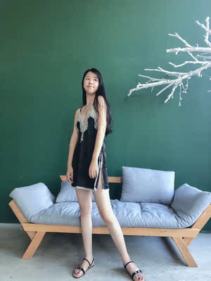 简直就是平胸的福利哈哈哈😂，穿上去 性感的不要不要的！料子是滑滑的，而且显腿型还看，又长，很喜欢[*笑]