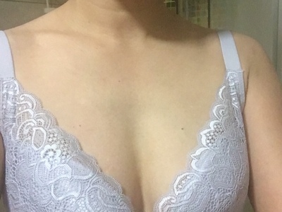 只想说,很好!虽是薄款,而且无钢圈,但包裹性很好,而且能小聚拢。我胸不大,上围87、下围75,但穿上效果不错,见图。 只想说,很好!虽是薄款,而且无钢圈,但包裹性很好,而且能小聚拢。我胸不大,上围87、下围75,但穿上效果不错,见图。