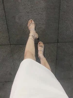 感觉这双鞋很好看，网上选了很久，之前也买了双几十块钱的，结果质量真的不行，然后退了重新买了这家的，收到货感觉是不一样，物有所值，比之前那些几十块钱的好到哪去了......晚上走了很久的路不觉得勒脚，很舒服的。