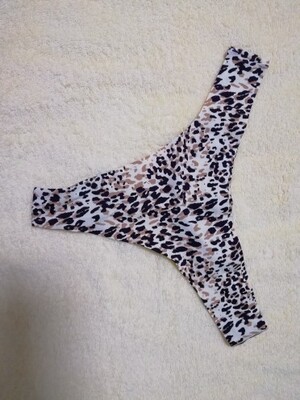 第二次购买了喔,窄边的裤裤穿起来真的很舒服,都不想再穿别的款啦,客服回复很及时,物流也很快。(*∩_∩*) 还有赠品小镜子很漂亮,还会回购喔 第二次购买了喔,窄边的裤裤穿起来真的很舒服,都不想再穿别的款啦,客服回复很及时,物流也很快。(*∩_∩*) 还有赠品小镜子很漂亮,还会回购喔