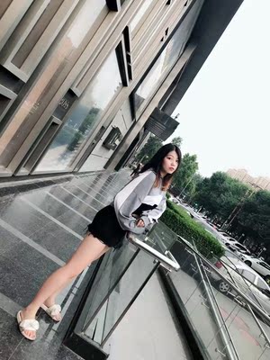 衣服早早到咯，穿上很好看，酷酷的，配什么裤子都好，漏肚脐的挺性感，布料不厚，现在这个季节穿也是可以的，喜欢他家欧美风的感觉～