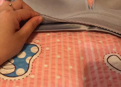 这个地方挺厚的，夏天估计不太透气，而且罩杯感觉偏小。。。。