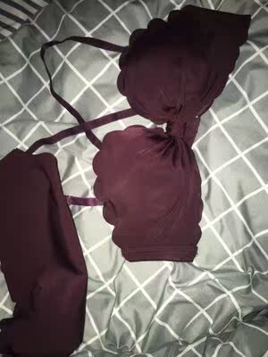 超级喜欢 滑滑的 后背可正常也可交叉 可以清纯又可以性感 ！！