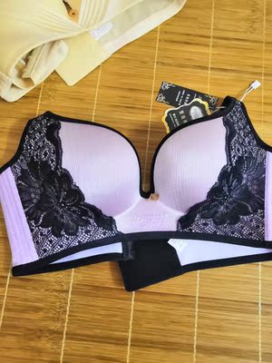 紫色的蕾丝款很漂亮哦，颜色很正。穿的也舒服，几次回购了。😁😁