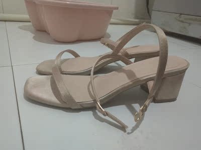 好看，鞋子码数正合适 穿起来舒服，高度适宜 我喜欢，很温柔，显腿长，走路还不是很响