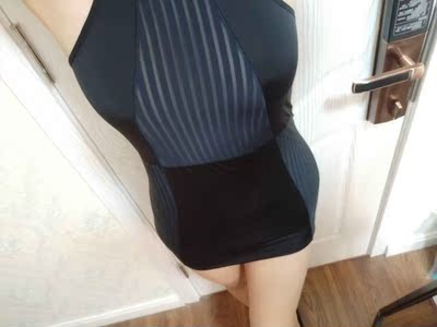 黑色的很性感，材质穿着也很舒服，面料滑滑的，透度是隐隐约约的那种 ，喜欢，打算再买一套别的，