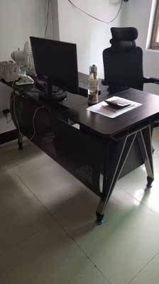 桌子很大气,美观,实用。就是店家发来的有一个配件坏了,补发了,店家答应赠送的小桌也是之后提醒再发货的 桌子很大气,美观,实用。就是店家发来的有一个配件坏了,补发了,店家答应赠送的小桌也是之后提醒再发货的