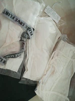 总体来说挺好的，就是那胸垫没有开口，拿不出来，不方便清洗啊。胸垫不厚，内衣很薄内衣下面那里不太喜欢。