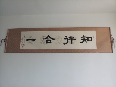 没的说!作为这个价格的印刷纸质品水墨画，个人认为超值了。该赠送的物品一个不少，而且无论是画还是赠品，品质都很不错。搭配家中的一副横幅字更增添了房间的气氛。在这批众多的秦时水墨画中，私以为这幅端木蓉更好的表现了她的兰心蕙质的气质。对比同类其它一些也更为传神，与原著人物的气质相当吻合。同时店家的服务也跟得上，发货超快，物流给力!若是以后还有看中的画卷还会购买!