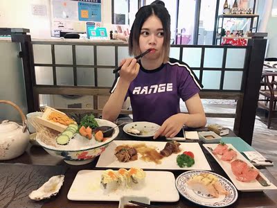 衣服是好看的，买了两件衣服 两条裤子，选了紫色的穿去长隆，我的天，男朋友拍的照片......emmmm&hellip;&hellip;哈哈哈哈哈哈哈 哈哈哈哈哈哈啊哈哈哈，买的其他改天再追评上传图片，哈哈哈哈哈