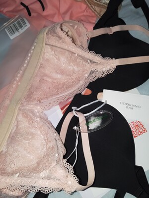 宝贝收到了，非常喜欢，包装精美。支持歌力诺品牌，小仙女的最爱呀！ 每次确定收货后，偶都会默认好评接着把星星填满，偶觉得这是个好习惯，每当看到:亲，您的评价对别的买家有很大帮助时，偶就发誓一定要做个好评专业户去好好帮助别的买家。以后常来，女神必备！