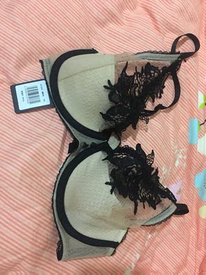 观望了很久，最终定下了这件宝贝，内衣真的是性感又好穿（原谅我没拍出它的美）喜欢，非常喜欢。