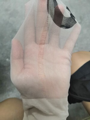 肥肠不错的!!!袜叽穿起来很舒胡，中筒的也没有很容易掉，感觉肥肠好看的啊!!!而且客服超有耐心，收到的猫咪袜子破掉了有点儿难过不过答应给我补新呢~客服敲可爱，比心~≧&omega;≦(尽管破掉了但是还是穿了一下，因为真的太可爱了) ummmm&hellip;&hellip;请忽略我的大粗腿吧&hellip;&hellip;