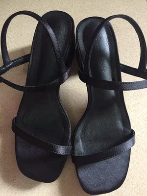 质量和做工都非常好，穿上脚很舒适，可以走长路。