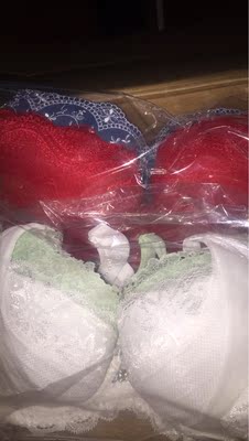 挺好的，跟旗舰店是一样的货，而且还比旗舰店要便宜，大概也是因为他这个店铺专门卖的就是断码的。所以相对来说比码全的内衣肯定要稍微便宜一点。叠加折扣上去的话，超级实惠的几十块钱一件。，料子又好尺码也很合适，已经买过很多次了，就觉得一年四季的话，都可以穿这个夏季穿，这个也不会觉得热，它里面有垫片的，如果你觉得不合适。你可以吧里面的垫片拿掉的。反正我是很喜欢这个牌子的，然后我也没有仔细看，我感觉颜色都对了，应该就是对的，没有去对比型号吧，不然内衣拿出来，放回去挺麻烦的。