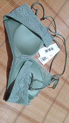 大爱的薄杯款，3/4杯，几乎上这次买的都是第一次尝试的款式，都很sex和好看，每款都有送小内内，个人觉得这款穿戴不方便，刚开始都不知道怎么穿，后来捣鼓一下就会了，虽然不好穿戴，但是很好看的哦，薄杯就是舒服，😍😍😍😍😍😍😍