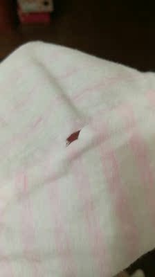 买来的时候就破了一个洞,不过店家很快就给我处理好了。产品质量一般,但店家服务还可以。款式是属于低腰的那种,挺小的,建议九十五斤以内的购买。 买来的时候就破了一个洞,不过店家很快就给我处理好了。产品质量一般,但店家服务还可以。款式是属于低腰的那种,挺小的,建议九十五斤以内的购买。