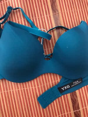 个人觉得这个颜色很好看，很亮，而且这家店的客服超暖心得，遇到点问题，处理的实在太完美了。喜欢，下次有合适的还会关顾这家店。。。