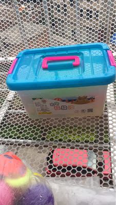 物流快 所谓的大沙盘实际很小 只有50cm长 30Cm宽的样子 不适合小朋友在家玩 我家仔在家玩半个小时我搞了半个小时的卫生 沙子一粘到地上 好粘 拖把根本脱不掉 用布擦也不行 后面是用水洗的 沙子很容易变少 刚开始放的两包 收起来就只有一包半不到了 搞卫生也没有那么丢掉的沙子 不知道怎么回事 模具挺多的 打气筒过于袖珍 打个那么小的沙盘至少要5⃣️分钟 不知道是我家小朋友太调皮了还是确实没那么好用 图片是所谓的大沙盘 近距离照出来都很小 打气筒 习惯好评 物流快 所谓的大沙盘实际很小 只有50cm长 30Cm宽的样子 不适合小朋友在家玩 我家仔在家玩半个小时我搞了半个小时的卫生 沙子一粘到地上 好粘 拖把根本脱不掉 用布擦也不行 后面是用水洗的 沙子很容易变少 刚开始放的两包 收起来就只有一包半不到了 搞卫生也没有那么丢掉的沙子 不知道怎么回事 模具挺多的 打气筒过于袖珍 打个那么小的沙盘至少要5⃣️分钟 不知道是我家小朋友太调皮了还是确实没那么好用 图片是所谓的大沙盘 近距离照出来都很小 打气筒 习惯好评