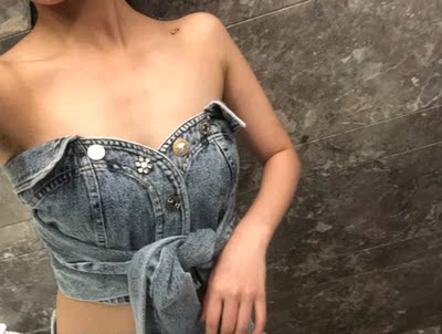 发货真的快 很喜欢抹胸的衣服 其实第一眼看中白色但买家秀不是想象的样子所以还是拍了牛仔色的 纽扣需要加工 其他质量还可以