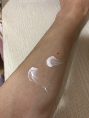 价格划算，和250克的瓶装价格差不多，质地比瓶装稀一些，大桶的用来涂手，不心疼^_^