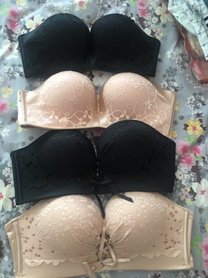 真的好舒服，二代，三代。肤色黑色各一个。比我买的那些加厚款还要聚拢，而且还比较显胸。小胸都能穿出深沟来