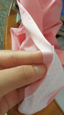 最差的一次购物，质量非常差，与实体店相比差远了，同样的价格，线上的质量差很多！！！这里竟然是块这样的布，而且还是用胶水粘上的！