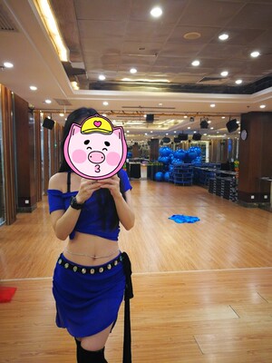 衣服我穿有点大了,撑不太起来 衣服我穿有点大了,撑不太起来