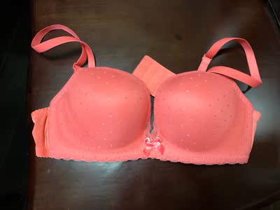 商家的服务非常赞!拍的码大了,与客服沟通后非常顺利地换到了自己想要的号码。已经是安莉芳二十几年的老客户,从实体店转战网店,质量一贯的好。安莉芳的杯罩、面料、外观设计是令人信任的地方。此款杯罩与传统款相比略微“高耸”,但不影响穿着。五分好评 商家的服务非常赞!拍的码大了,与客服沟通后非常顺利地换到了自己想要的号码。已经是安莉芳二十几年的老客户,从实体店转战网店,质量一贯的好。安莉芳的杯罩、面料、外观设计是令人信任的地方。此款杯罩与传统款相比略微“高耸”,但不影响穿着。五分好评