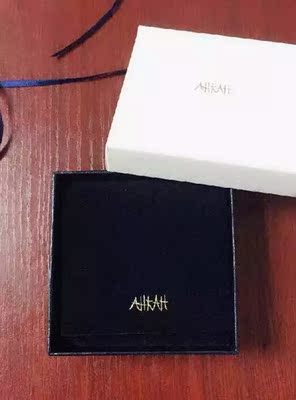 实物小红心真的真的真的好美腻，柔滑纯正的红心有特别精致的俏皮味道，却又在搭配的纤细金链中散发出优雅的气息。生活上班全百搭！