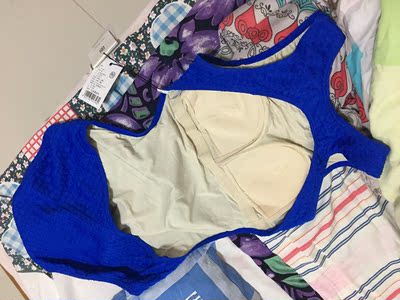 首先 物流超快。双十一没赶上最便宜的时候买,好心痛,但还是买了,想着凑单买上看看吧,毕竟喜欢很久了,没想到…爱死了!颜色、款式、材质…虽然大露背、但包裹性很强,一点不漏,拍的不好,大家见谅?凑合看一下。特别推荐 首先 物流超快。双十一没赶上最便宜的时候买,好心痛,但还是买了,想着凑单买上看看吧,毕竟喜欢很久了,没想到…爱死了!颜色、款式、材质…虽然大露背、但包裹性很强,一点不漏,拍的不好,大家见谅?凑合看一下。特别推荐