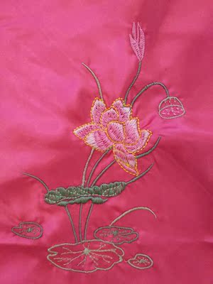 很漂亮质量很好穿上很性感,中间的荷花是刺绣的很精致 很漂亮质量很好穿上很性感,中间的荷花是刺绣的很精致