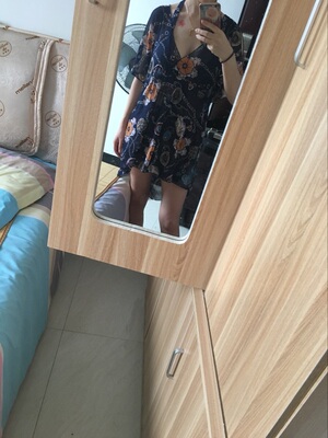 好评是给泳衣的!颜色喜欢,大小合适 也显瘦。 差评是给快递的,没有之前的快,给人感觉很不愉快! 还是可以信赖的店,买了这是第二件,第一次帮姐姐买。 不过还是衷心感谢,客服小妹态度很好,祝您们生意兴隆! 好评是给泳衣的!颜色喜欢,大小合适 也显瘦。 差评是给快递的,没有之前的快,给人感觉很不愉快! 还是可以信赖的店,买了这是第二件,第一次帮姐姐买。 不过还是衷心感谢,客服小妹态度很好,祝您们生意兴隆!