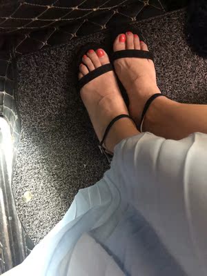 挺好看的,显得脚很瘦,而且5厘米的根高穿得很舒服。只是穿了一整天下来,带子会有点硌脚指。性价比还是很高的。 挺好看的,显得脚很瘦,而且5厘米的根高穿得很舒服。只是穿了一整天下来,带子会有点硌脚指。性价比还是很高的。