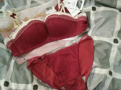 聚拢效果真的很不错 刚开始还以为穿不了因为是新的所以有点难扣 穿上之后炒鸡舒服喜欢 好评