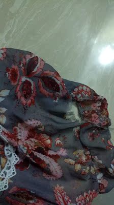 不好，下一次水就开线，拔丝了，短裤穿的太紧了很勒和客服说，就给我个视频让我撑撑，就听见卡卡的声音，检查了一遍没有坏的地方，谁知道下水就拔丝，大坑d(ŐдŐ๑)