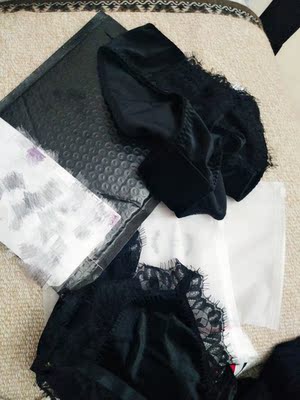 emmmm，给个中评吧 第一，包装是真的简陋，就俩小袋子，买的七八十的内内还有小礼盒用丝带绑着 第二，不知道有没有跟我一样的小姐姐，内衣穿上去不平整强迫症患者表示很不舒服，就算穿普通的短袖也是一样会突出来两条&hellip;&hellip;道道?不过好歹颜值，舒适度还不错 最后客服态度很好，也同意退货但是因为最近生病在家不能出门，而且客服说实物就是这样的，想想算的吧，本来快递就是让男朋友去取的，又总不能让男朋友带到店里让他退所以就留下了 总得来说还行吧