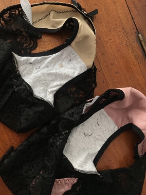 线头很多,还有内衣的残料 线头很多,还有内衣的残料