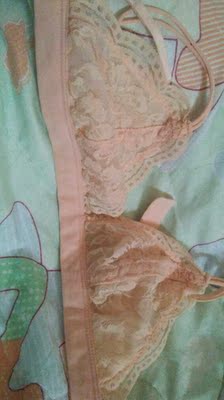 没有一点点束缚感，价钱也合适，有点漏点，挺适合胸小的穿的🙆🙆🙆🙆🙆