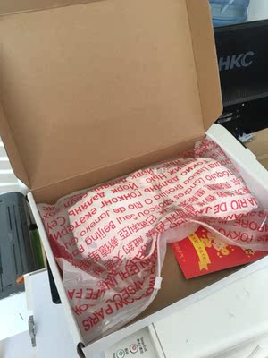 本来不抱幻想能有多好穿的，今天到货试了一下，零束缚，超级喜欢，包装也是纸盒包装一点都没挤压它，很满意，很漂亮的小内衣👙