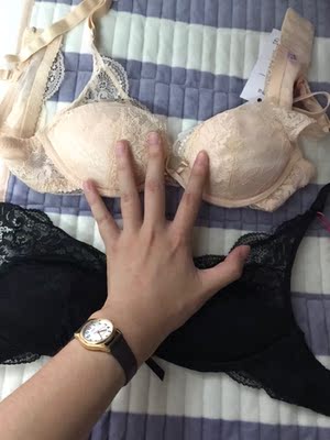 实在是太喜欢了，洗都没洗就迫不及待的来评价了！刚拿到的时候一看，这也太小了吧！穿上正好哈哈！都有插垫，这个黑色的无钢圈的插垫更厚些。感觉不会有副乳。布谷是在是太适合我这种平胸了。回购了好几次。这次的活动也很划算。好了 我要去洗内衣了&hellip;&hellip;